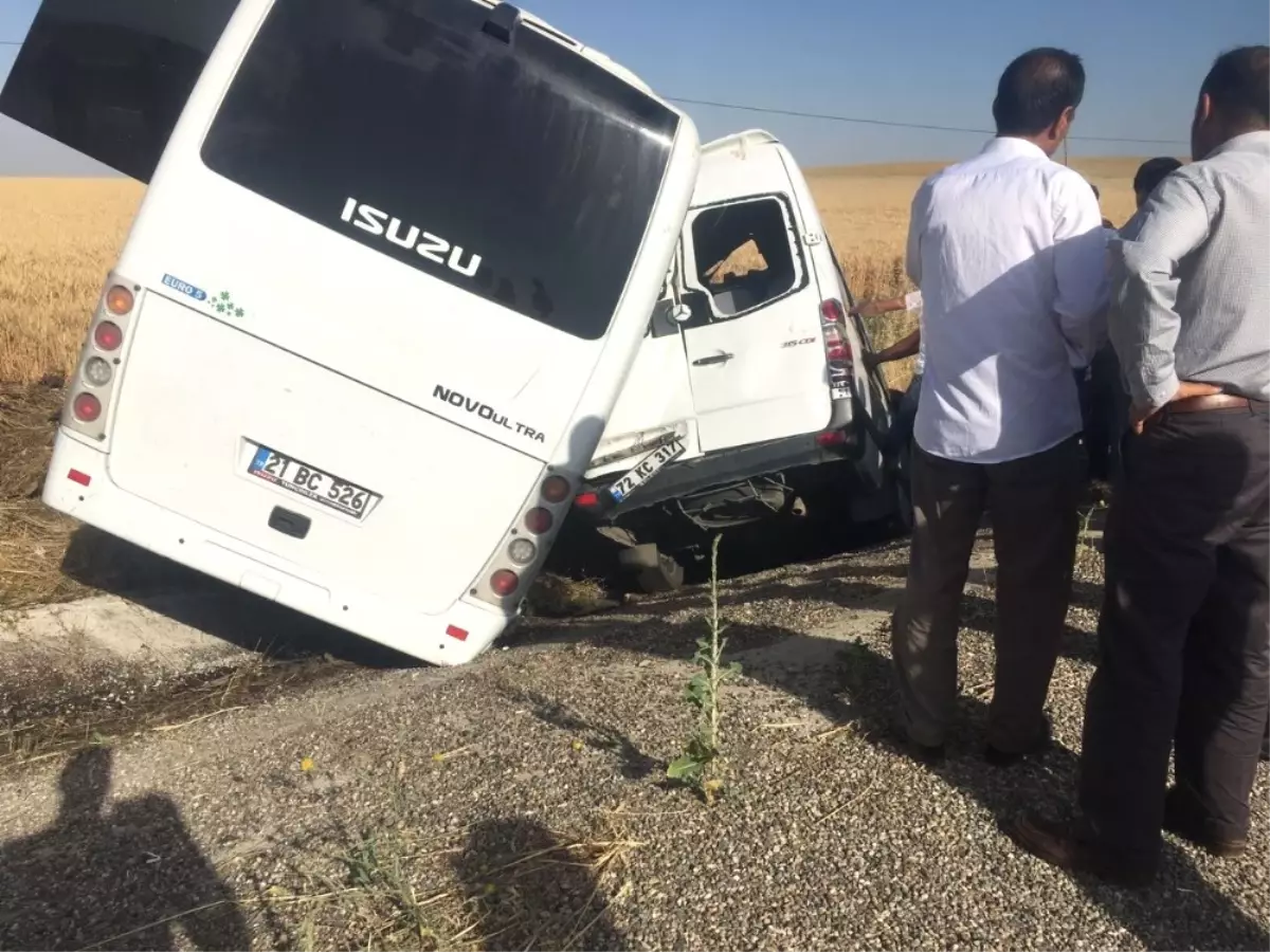 Askeri Midibüs ile Minibüs Çarpıştı: Yaralılar Var