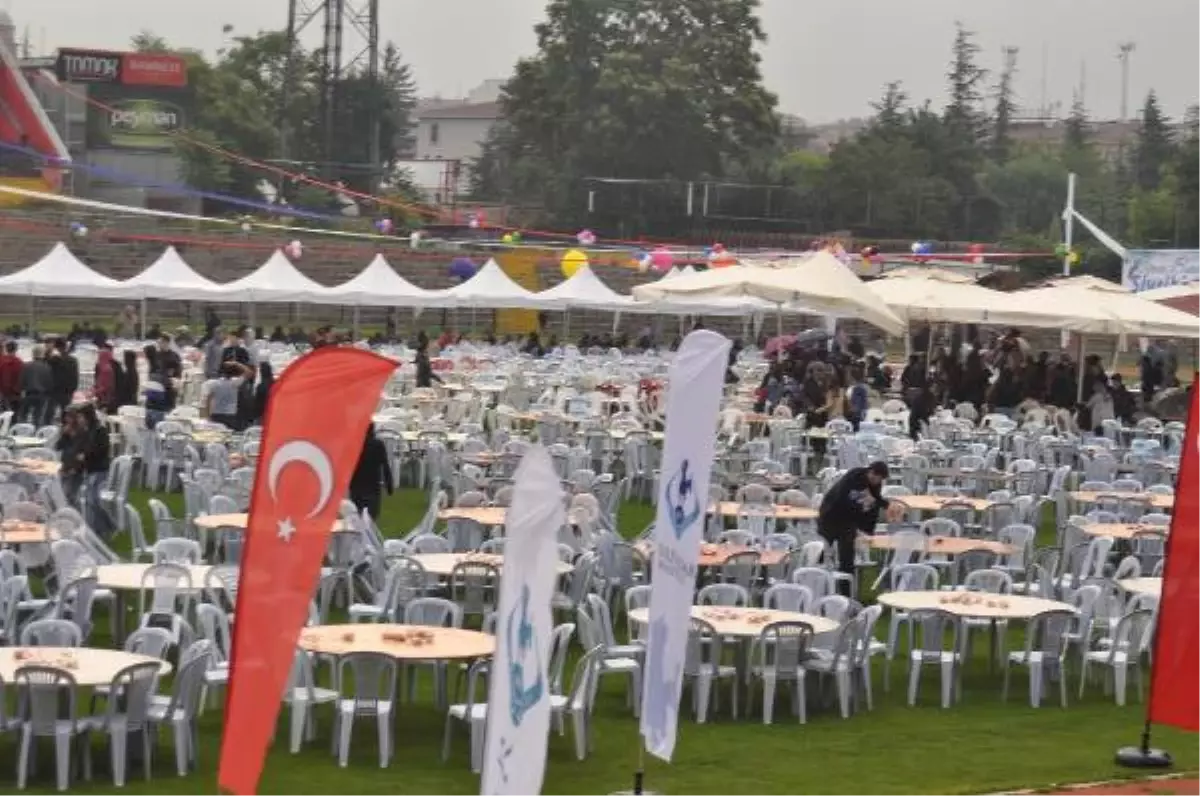 Bakan Avcı Stadyumdaki İftar Yemeğine Katıldı