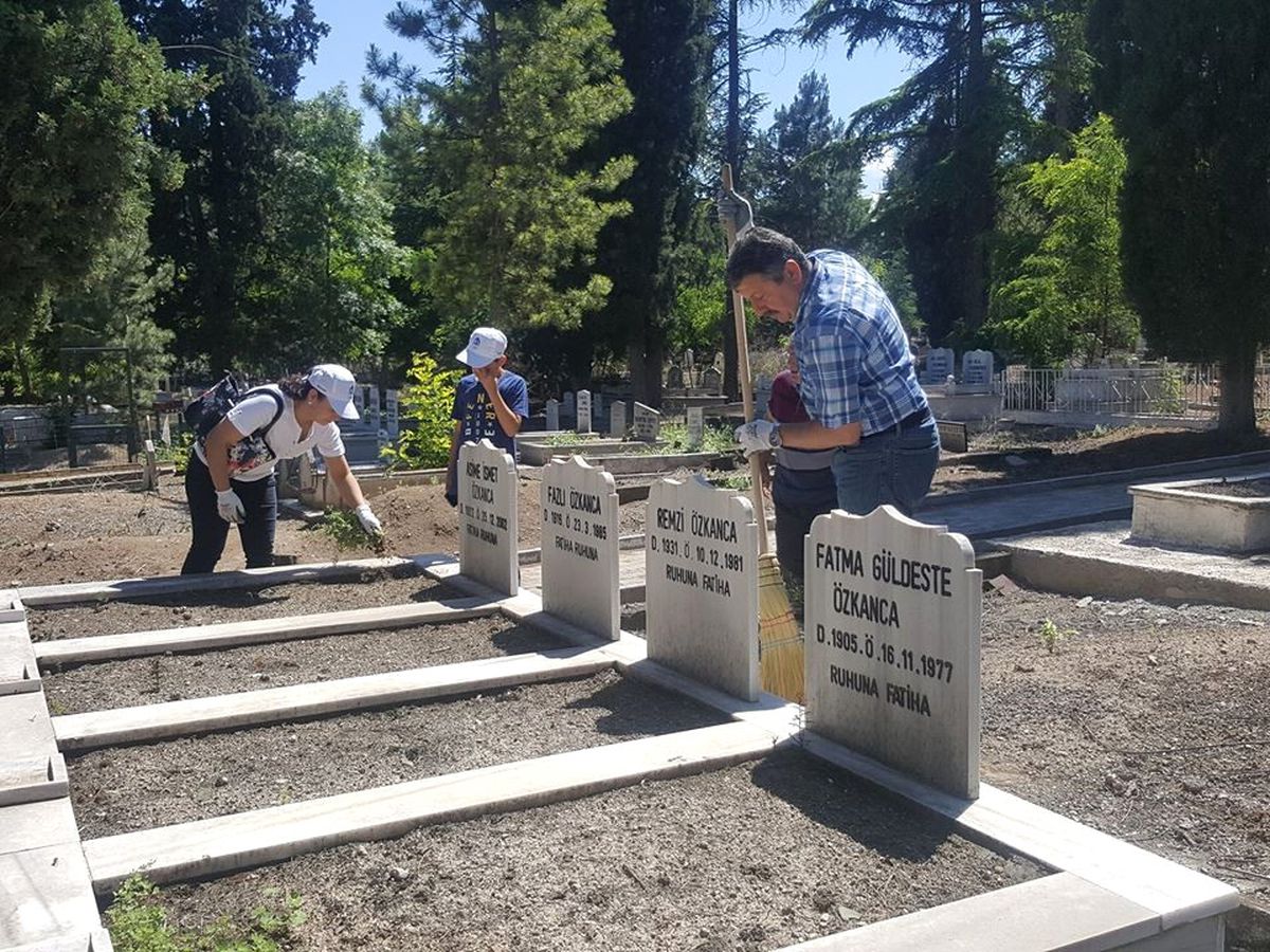 Belediye Başkanı Mezarlıkta Temizlik Yaptı
