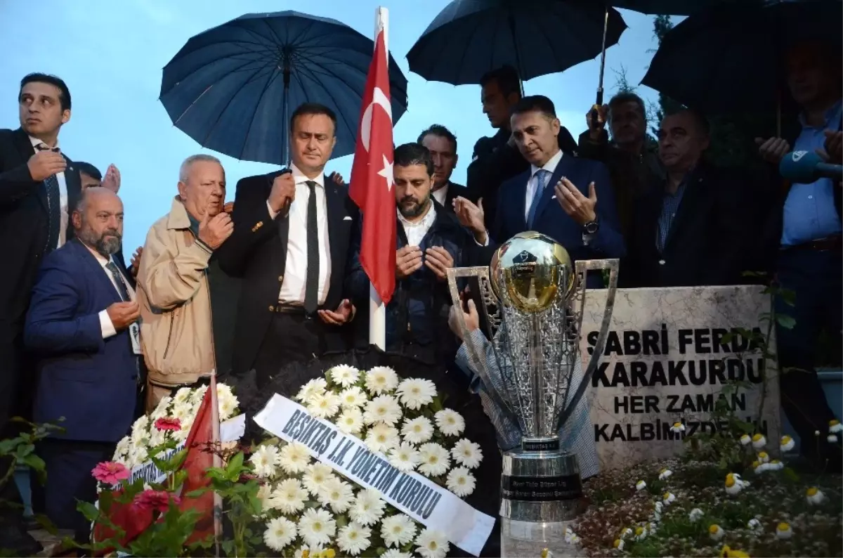 Beşiktaş, Şehit Emniyet Müdürünün Mezarına Şampiyonluk Kupasını Götürdü