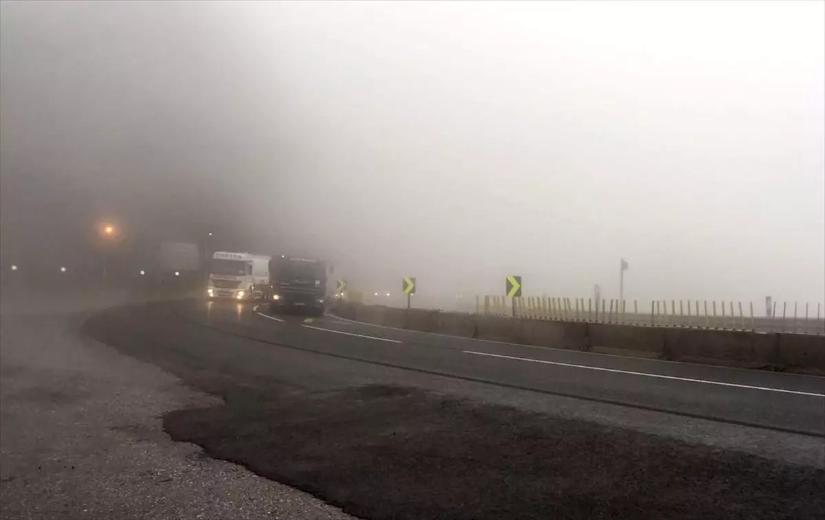 Bolu Dağı\'nda Yoğun Sis Ulaşımı Aksatıyor