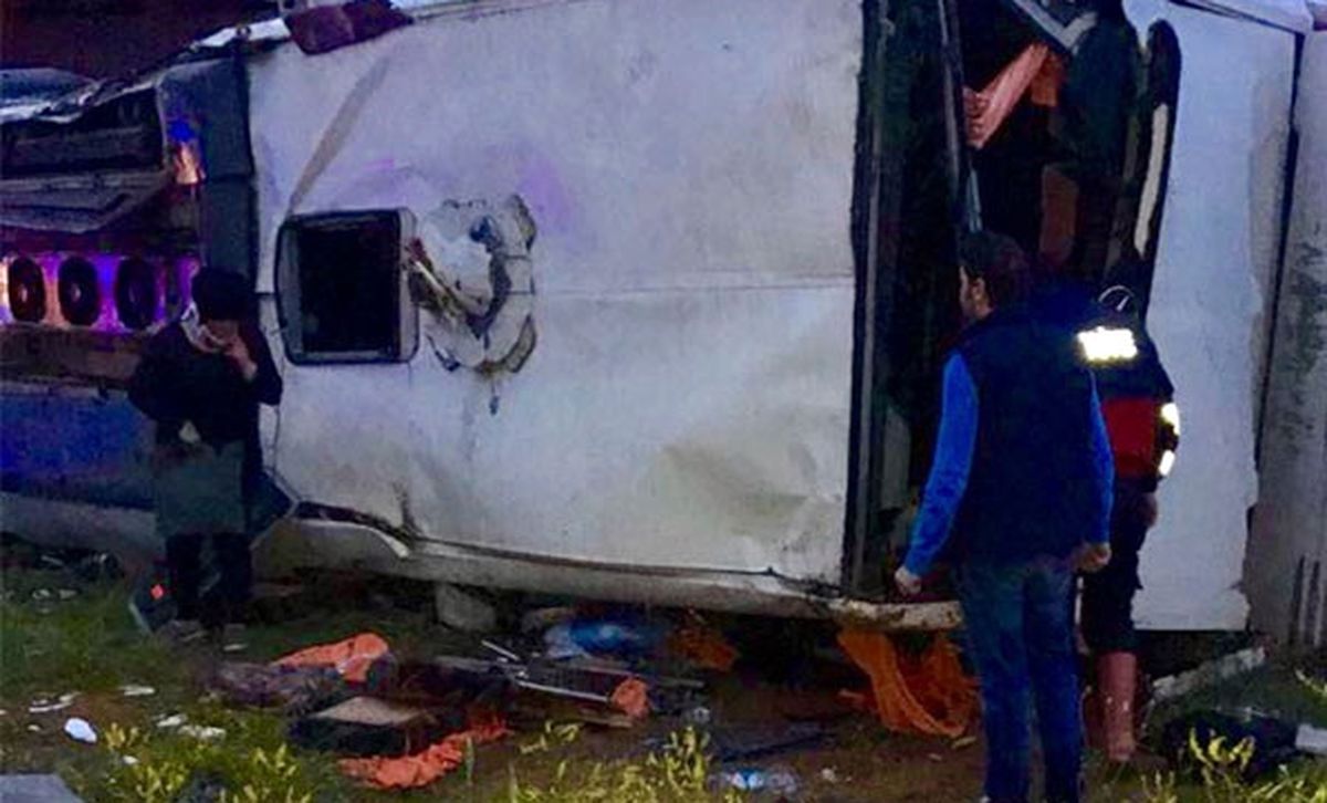 Çorum\'da Yolcu Otobüsü Üst Geçitten Düştü: 48 Yaralı