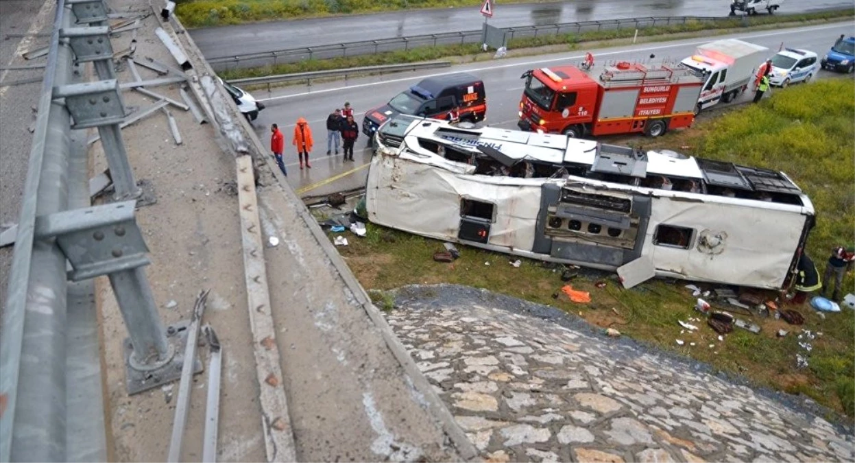 Çorum\'da Yolcu Otobüsü Üst Geçitten Düştü: 48 Yaralı