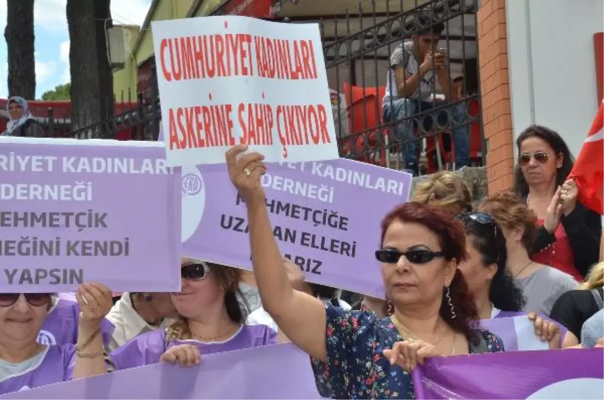 Cumhuriyet Kadınları\'ndan Askerler İçin Eylem