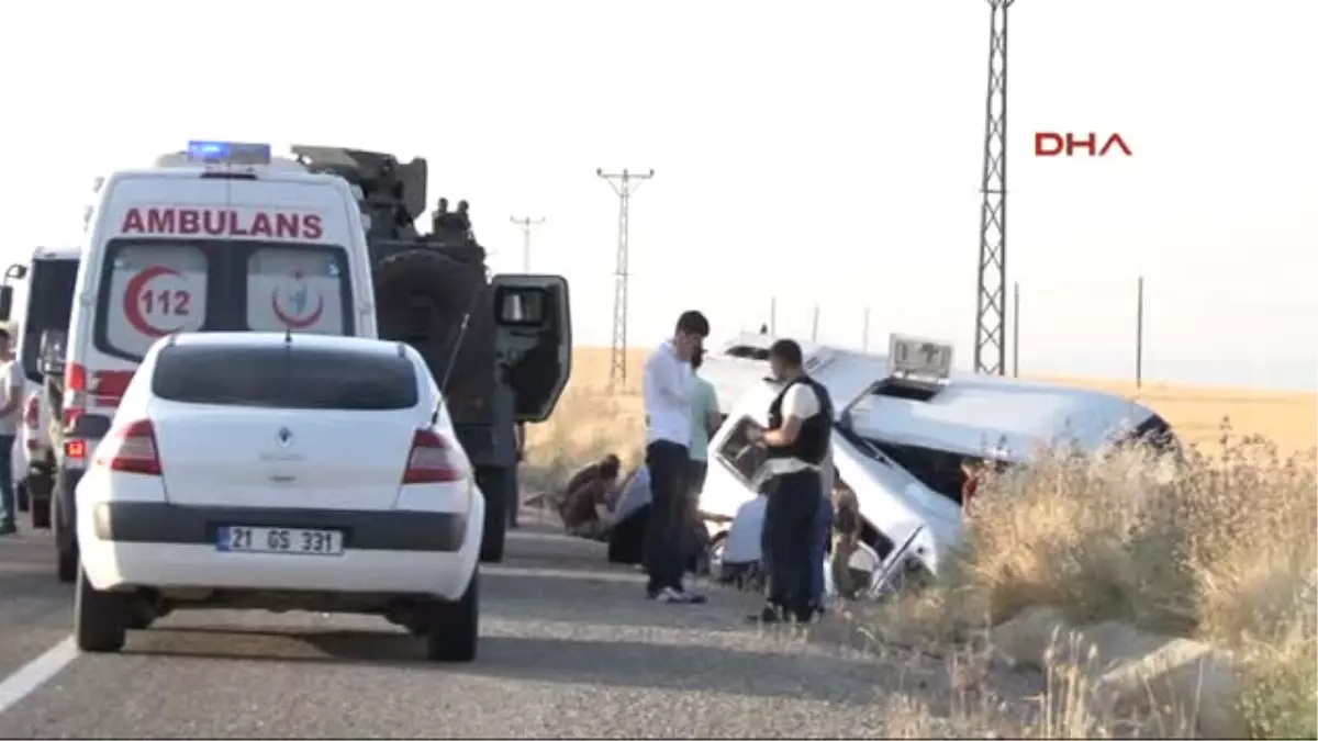 Diyarbakır\'da Polis Aracıyla Minibüs Carpıştı: 2 Ölü, 9\'u Polis 19 Yaralı