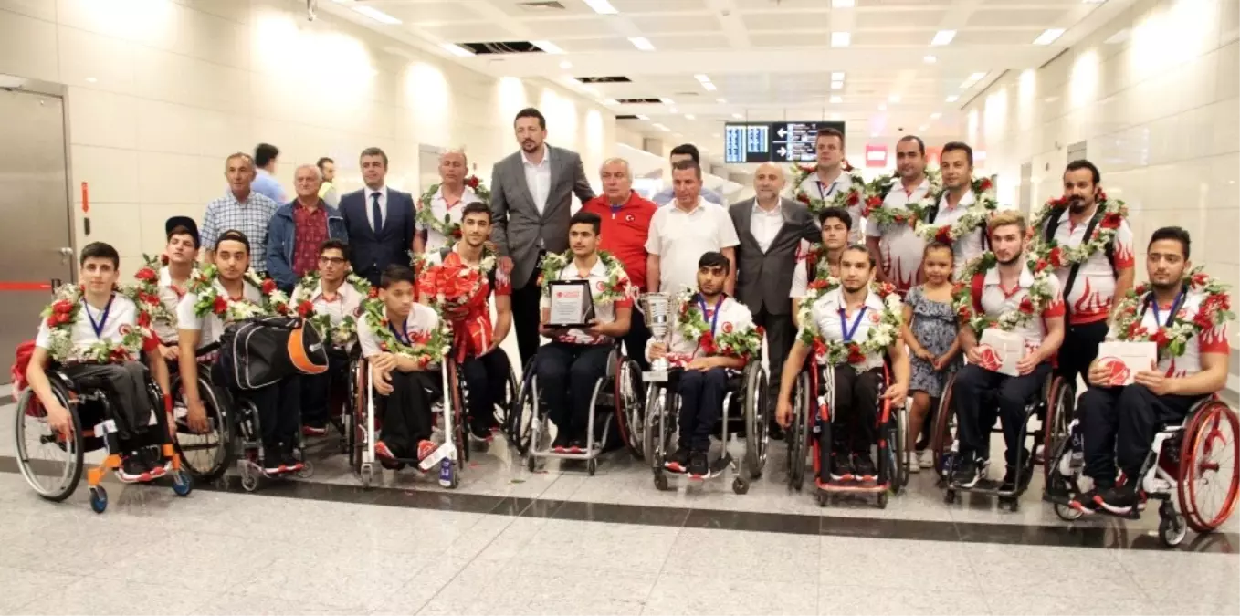 Dünya İkincisi Olan Engelli Basketbolcular İstanbul\'a Döndü