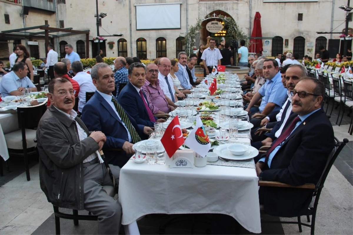 Gazeteciler, Gaziantep\'teki İftar Yemeğinde Buluştu