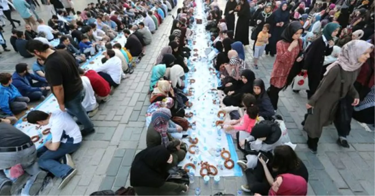 Hacı Bayram\'da "Simit, Hurma ve Ayran" İftarı