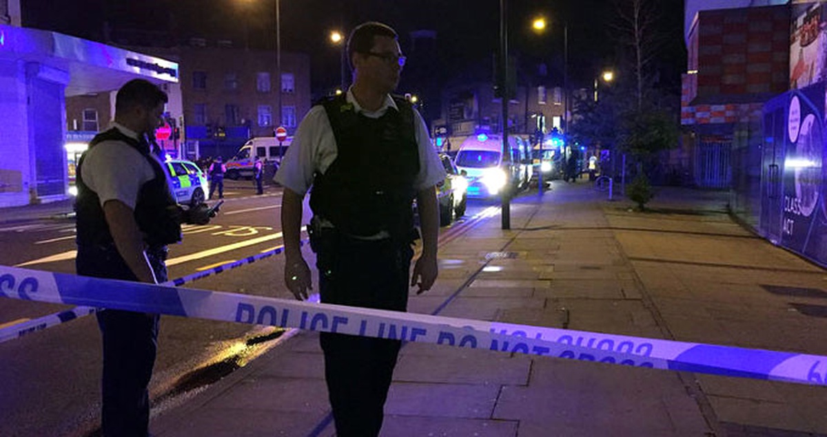 İngiliz Polisi, Londra\'nın Kuzeyindeki Finsbury Park Camisi Yakınlarında Teravih Namazı Sonrası...