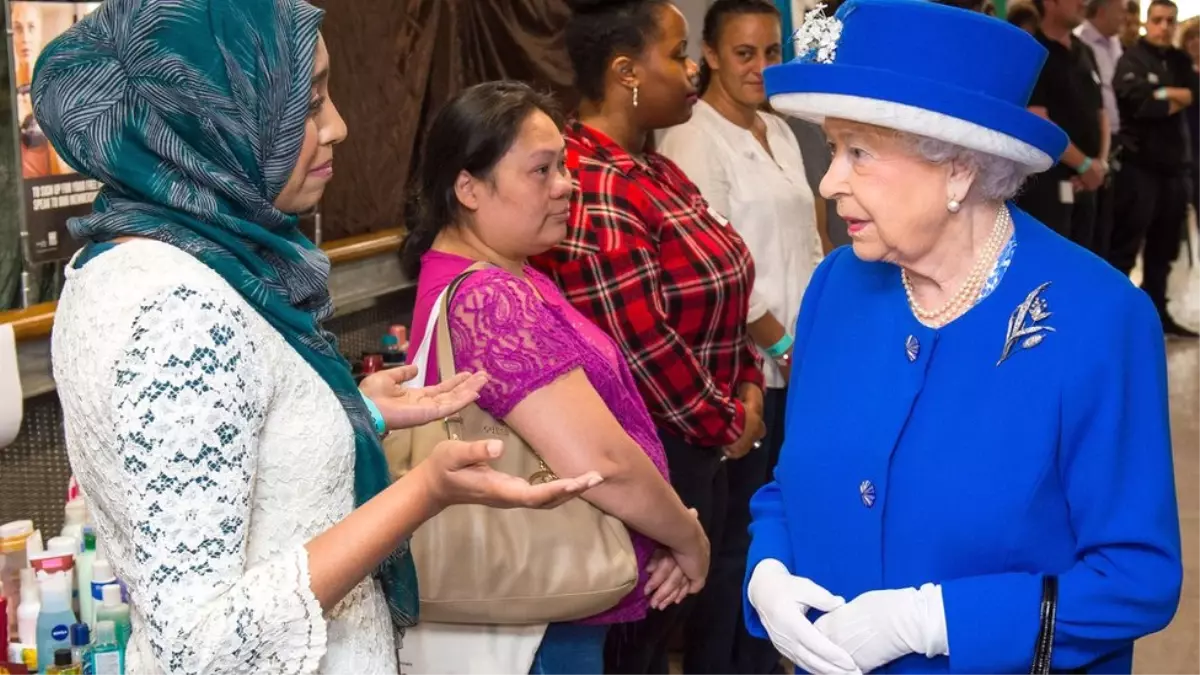 İngiltere Kraliçesi Iı. Elizabeth: Ülkedeki Kasvetli Havayı Hissetmemek Güç