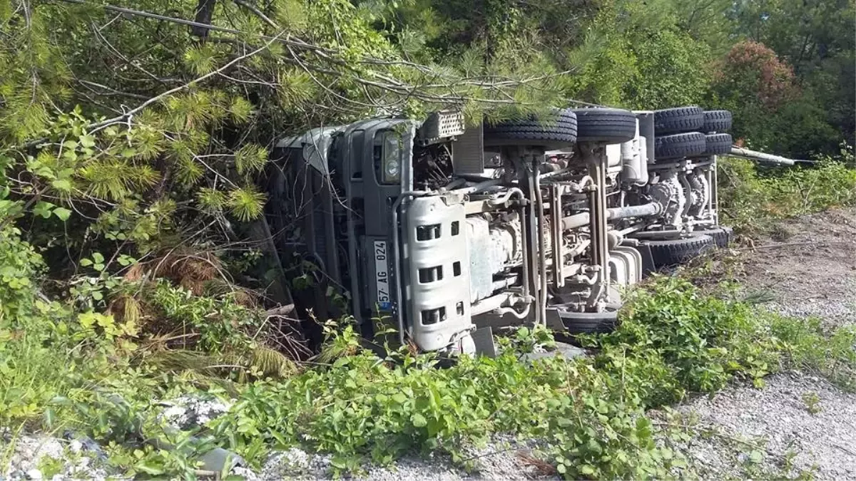 Kastamonu\'da Beton Mikseri Şarampole Devrildi