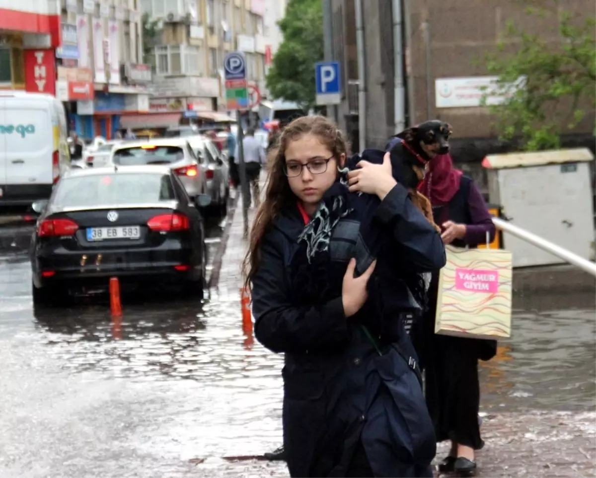 Kayseri\'de Yağmur Yağdı Yollar Göle Döndü