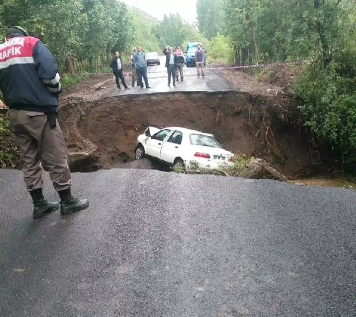 Köprü Çöktü, Otomobil Irmağa Uçtu