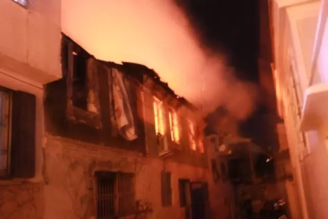 Kuşadası’nda Tarihi Ev Alevlere Teslim Oldu Son Dakika