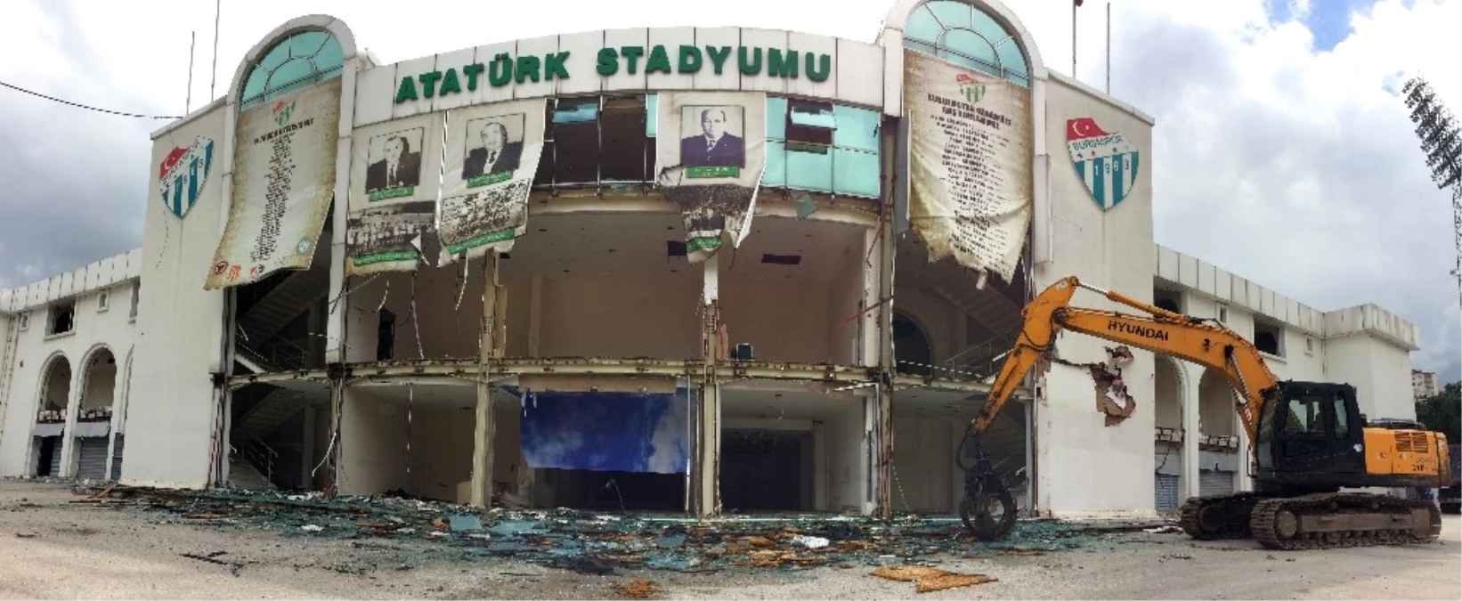 Meydana Dönüştürülen Bursa Atatürk Stadyumu\'nda Kapalı Tribün de Yıkılıyor