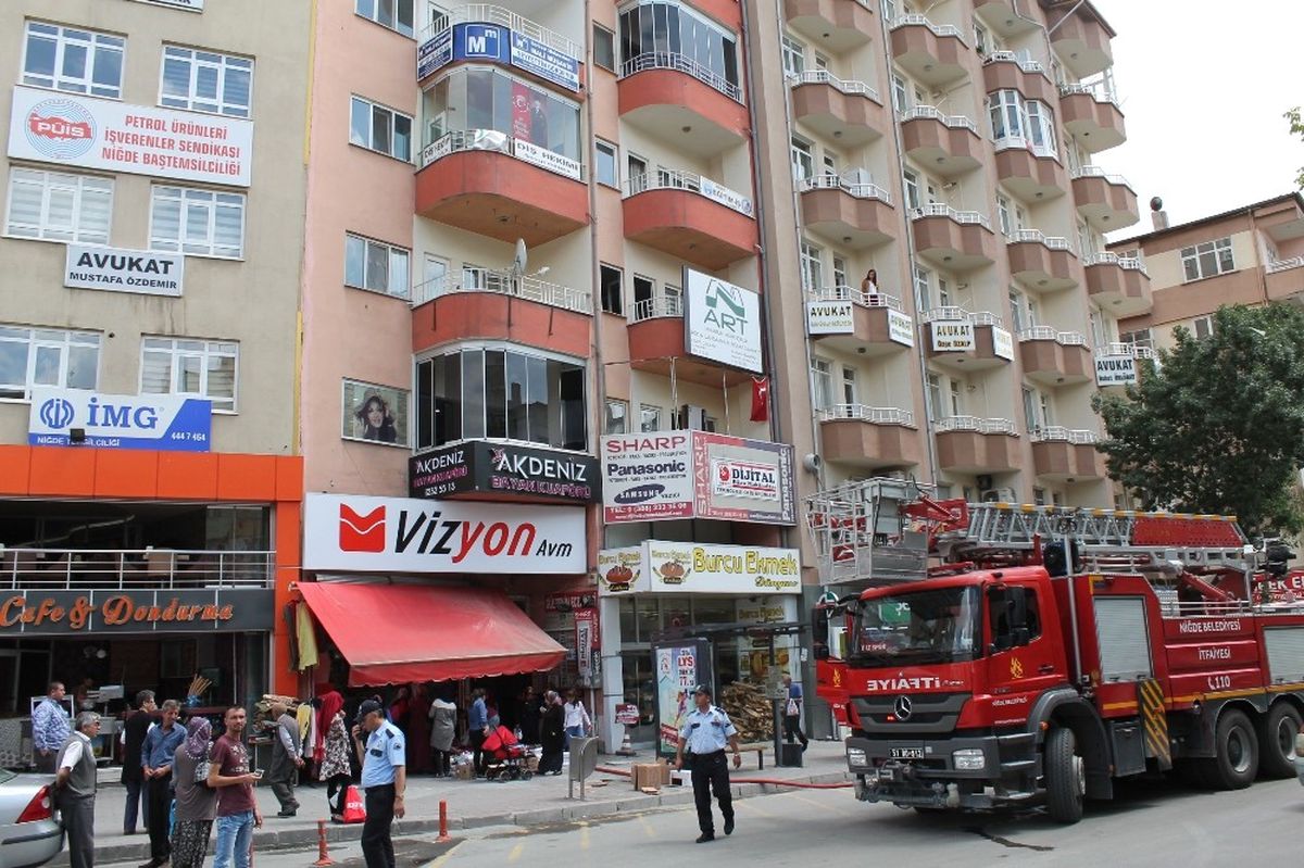 Niğde\'de Çatı Yangını Korkuttu