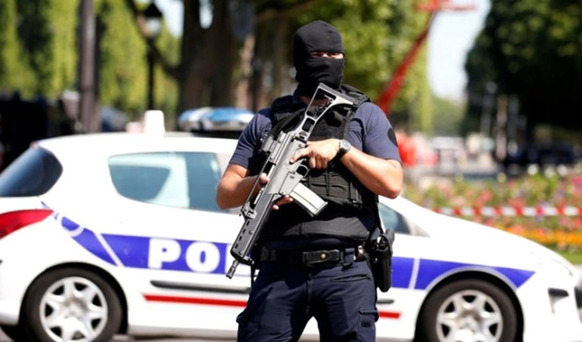 Paris\'te Jandarmaya Saldırı Girişimi