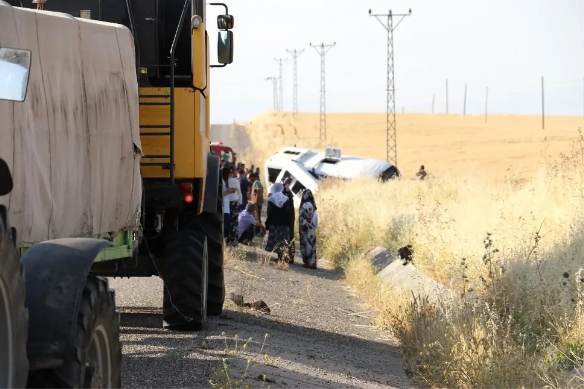 Polis Midibüsü ile Minibüs Çarpıştı: 2 Ölü, 4\'ü Polis 18 Yaralı