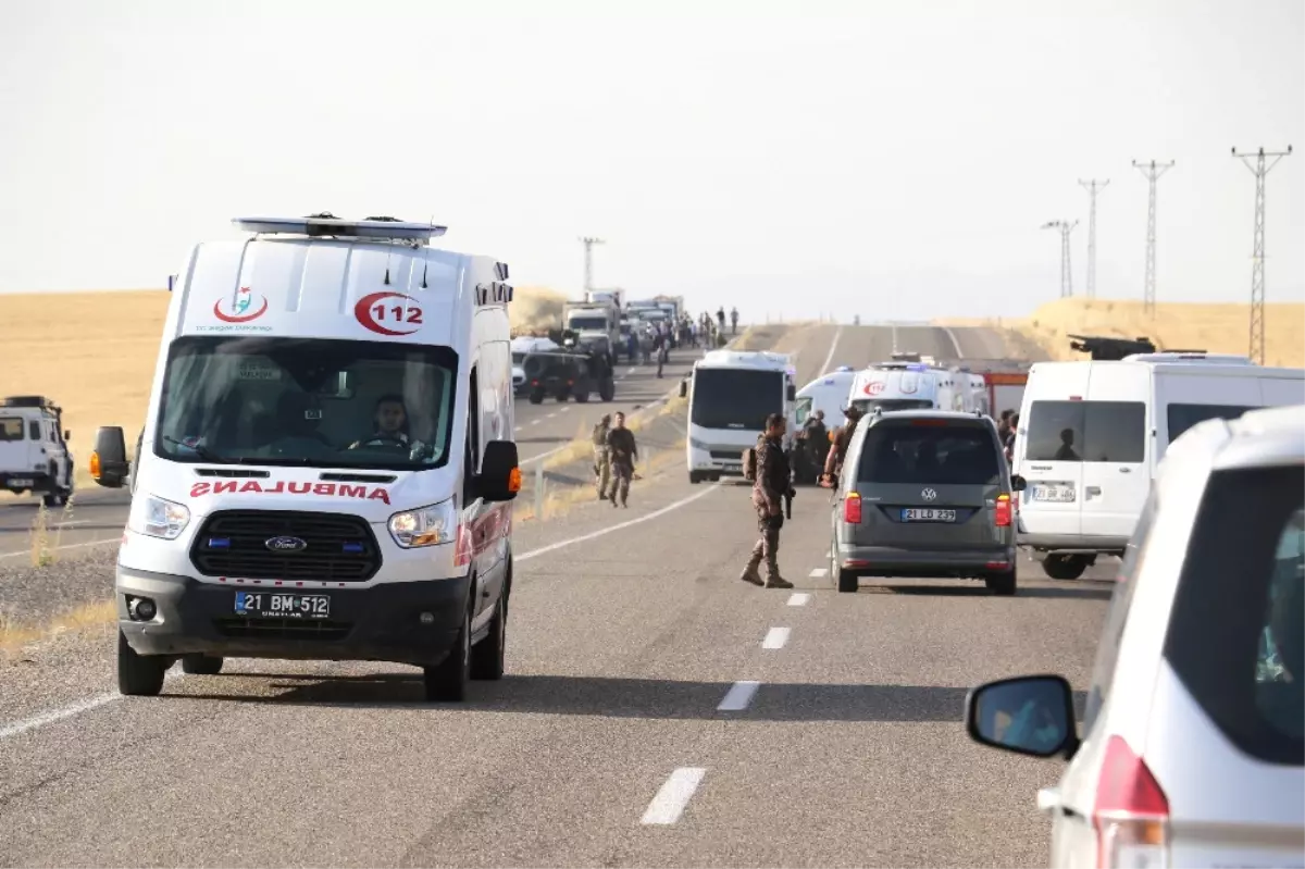 Polis Midibüsü Ile Minibüs Çarpıştı: 2 Ölü, 4\'ü Polis 18 Yaralı