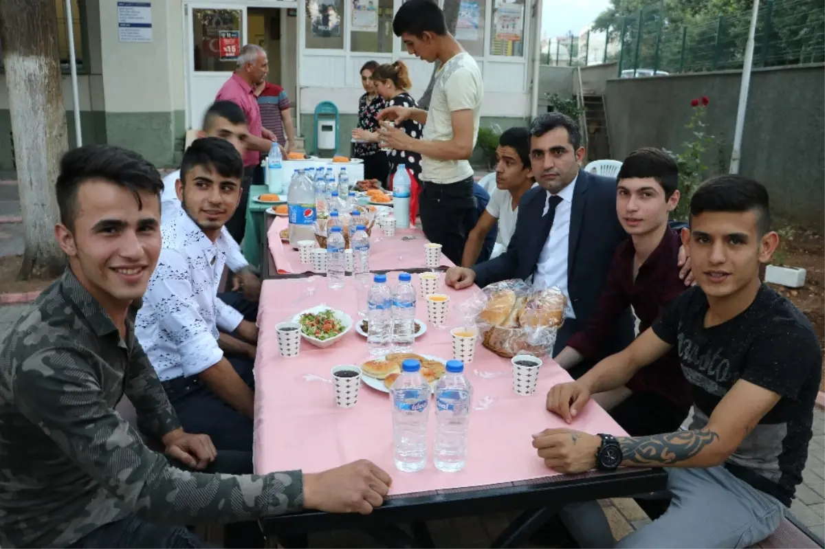 Polisler Gençlerle Iftarda Buluştu