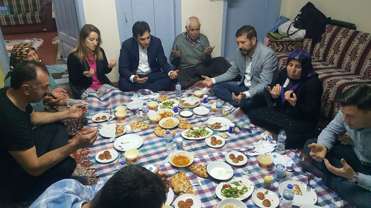Sındırgı\'da Çat Kapı Babalar Gününü Kutladılar