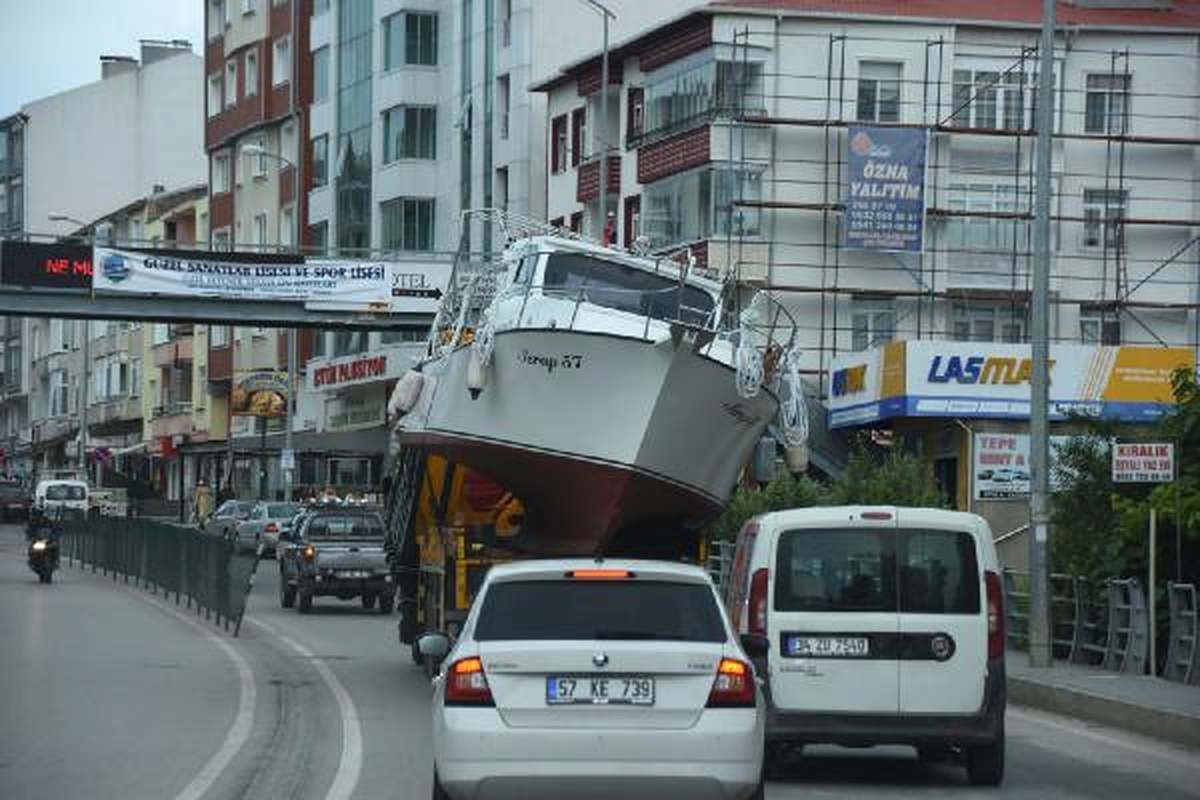 Sinop\'ta Tır Dorsesinde Taşınan Tekneye İlgi