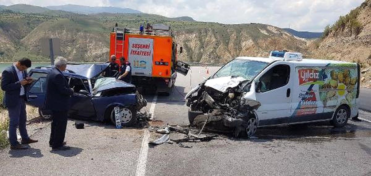 Sivas\'ta Otomobil ile Hafif Ticari Araç Çarpıştı: 1 Ölü, 1 Yaralı