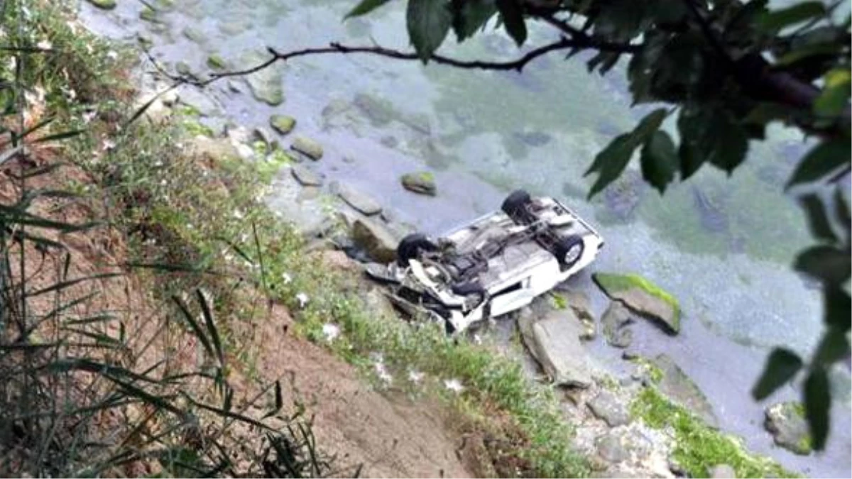 Tekirdağ\'da Denize Uçan Otomobilde 2 Kişi Yaralandı