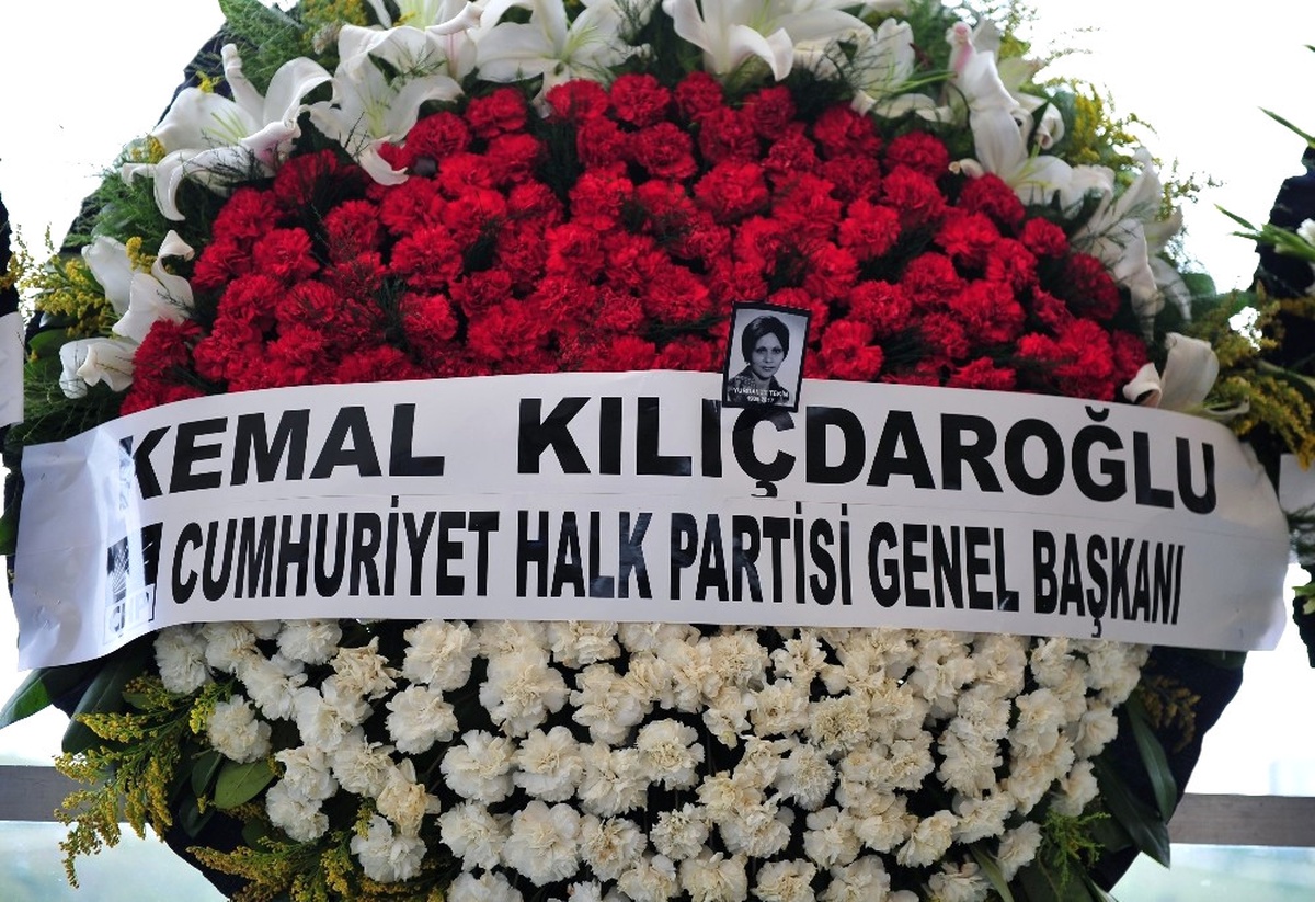 Adalet Yürüyüşünde Hayatını Kaybeden Tatlı\'nın Cenazesinde Çelenk Krizi