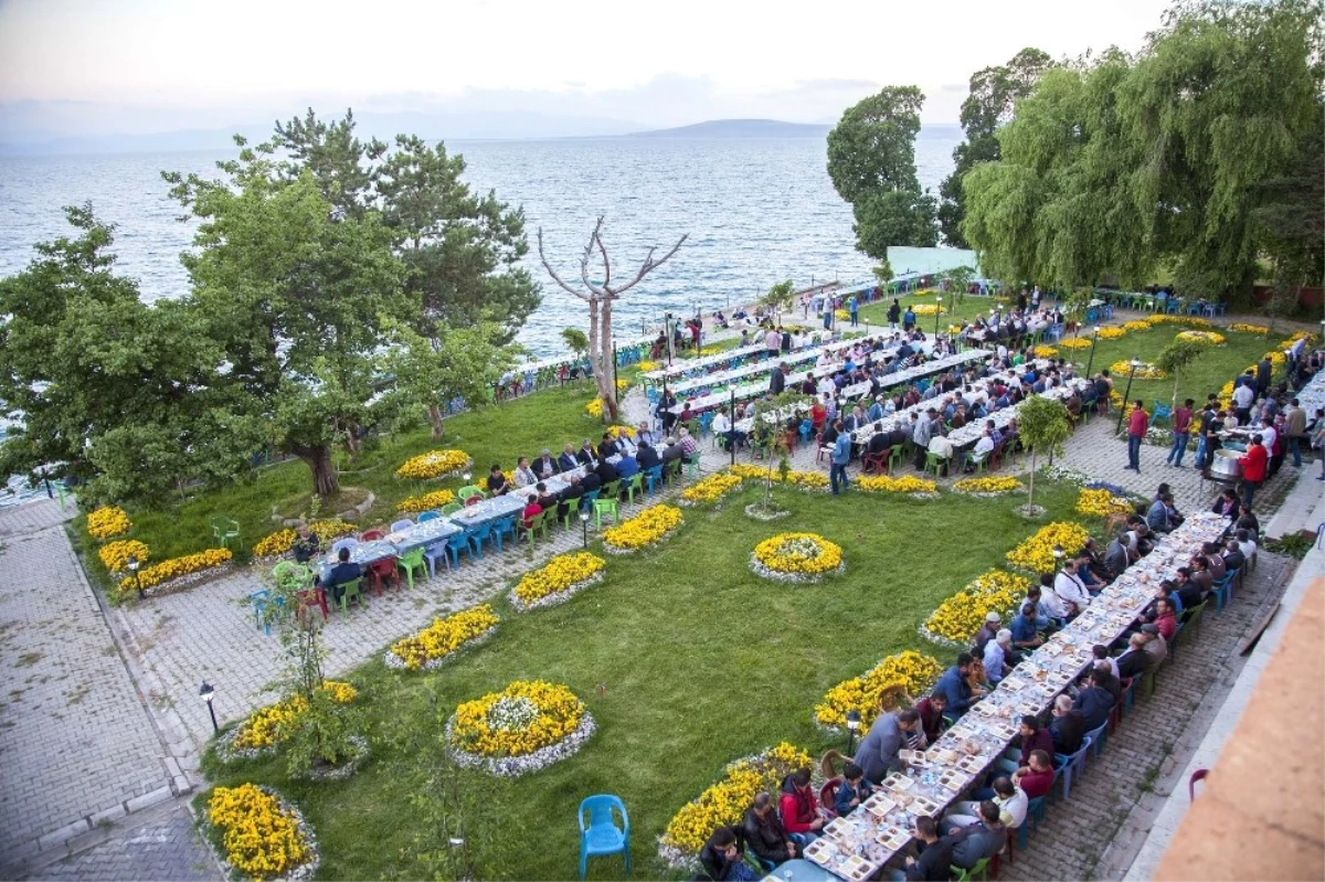 Ahlat Belediyesinden İftar Yemeği