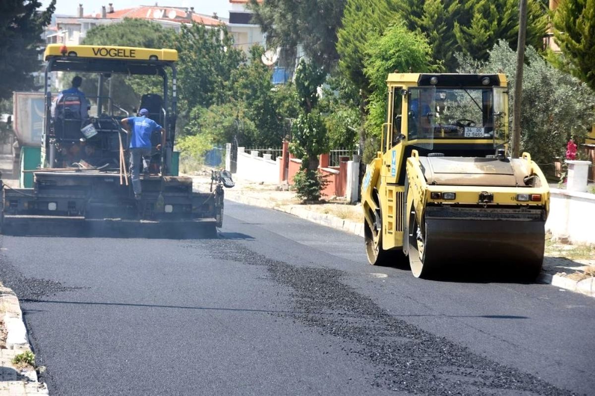 Aliağa\'daki Kültür Mahallesinde Asfaltlama Sona Eriyor