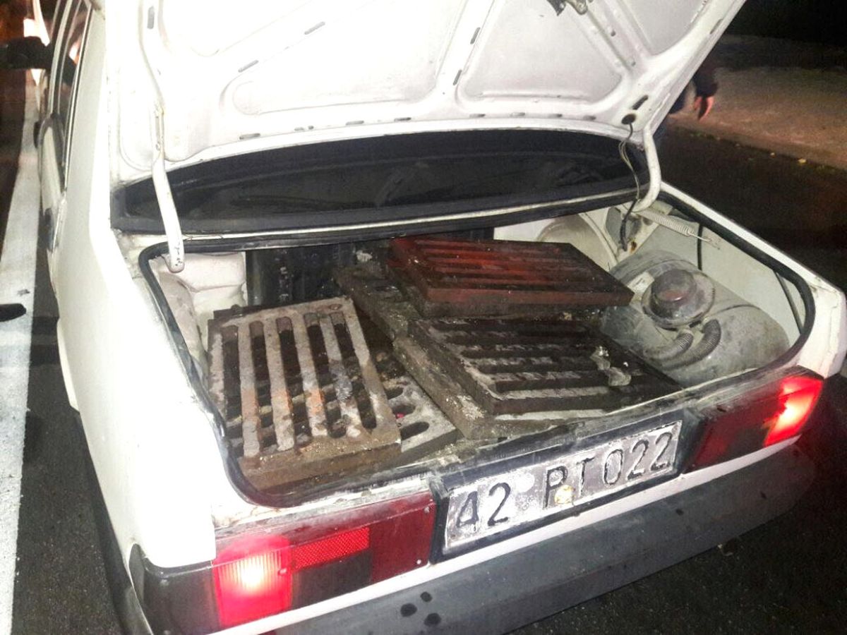 Annesinin Otomobiliyle Rögar Kapağı Çalarken Yakalandı