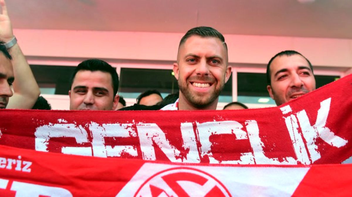 Antalyaspor\'da Menez\'e Coşkulu Karşılama