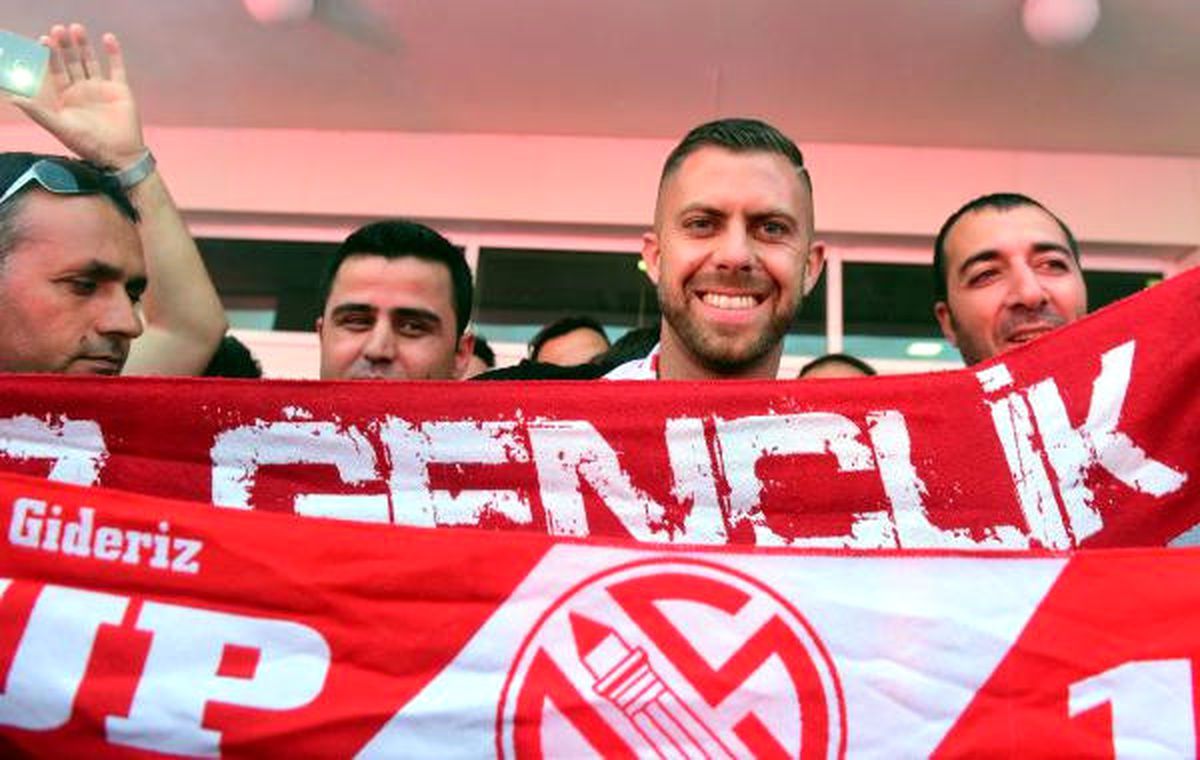 Antalyaspor Taraftarından Menez\'e Coşkulu Karşılama