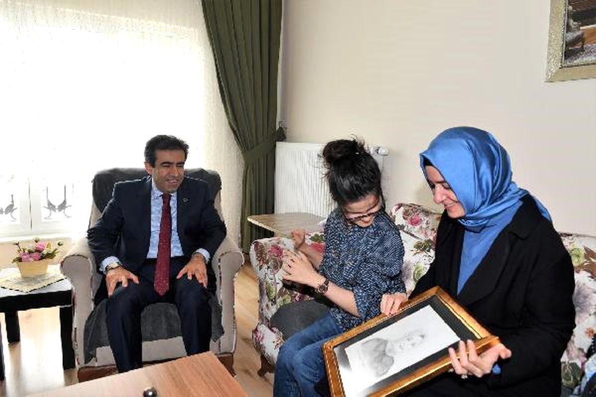 Bakan Kaya, Erdoğan\'ın Portresini Çizen Gülşah\'ı Ziyaret Etti