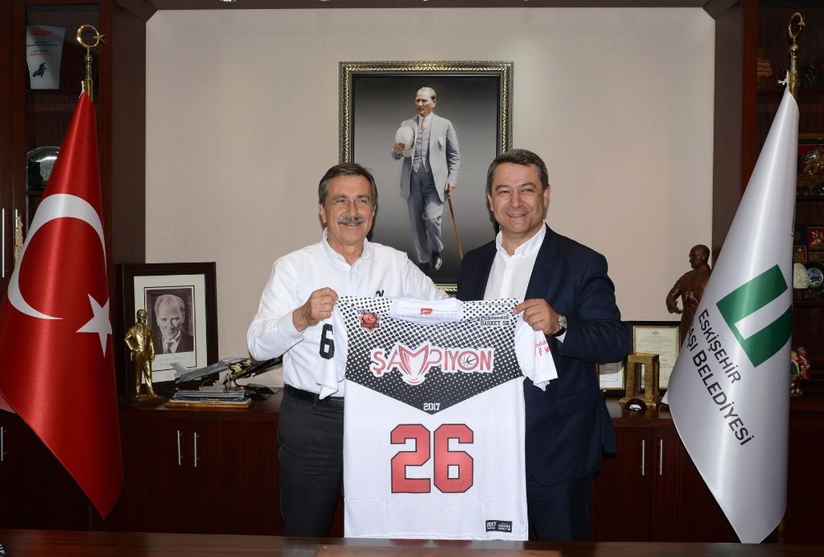 Başkan Ataç\'a Eskişehir Basket Forması