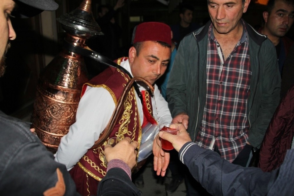Bayburt Belediyesinden Osmanlı Şerbeti İkramı