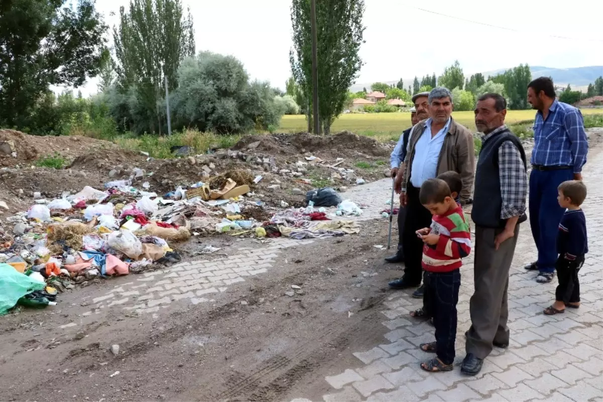 Belediyeler Sahip Çıkmayınca Çöpler Ortada Kaldı