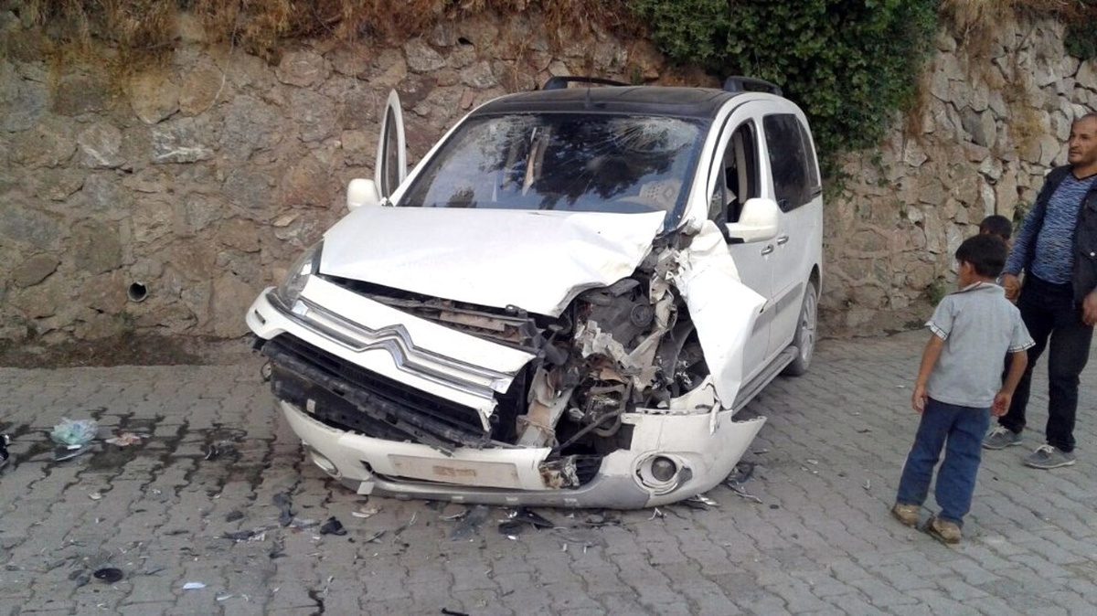 Beytüşşebap\'ta Zırhlı Araç ile Otomobil Çarpıştı: 3 Yaralı