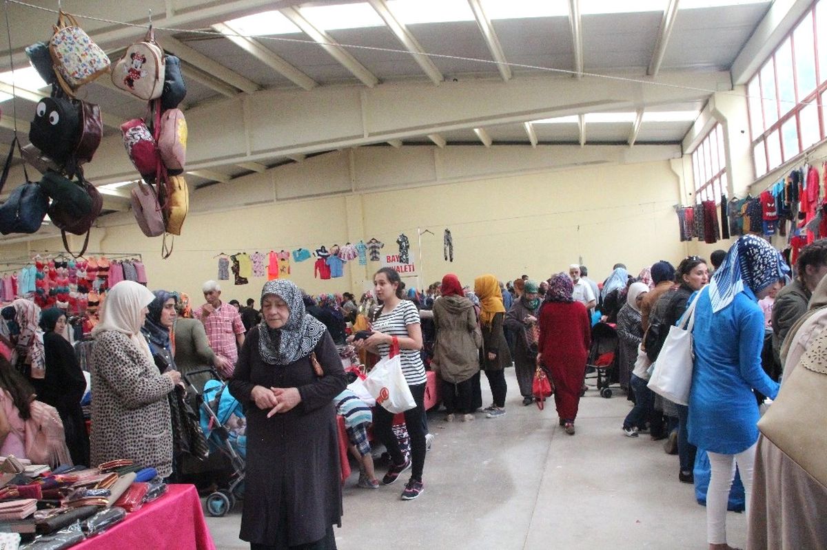 Bilecik\'te Bayram Öncesi Giyim Pazarı Doldu Taştı
