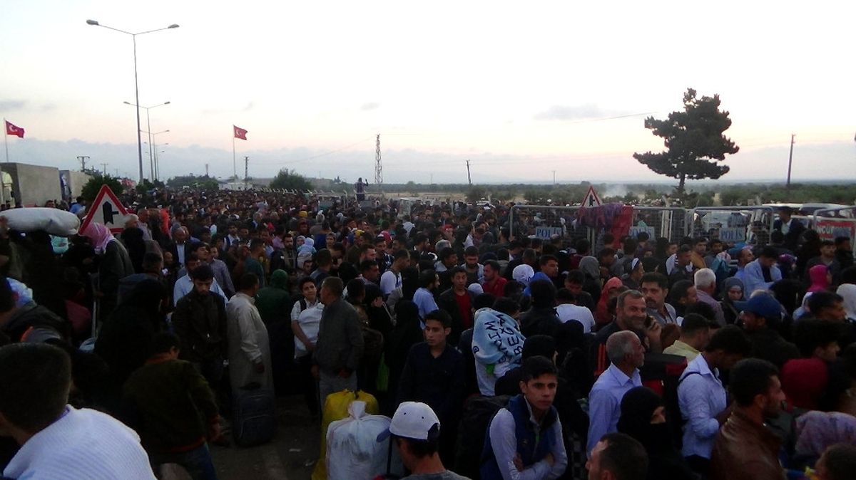 Binlerce Suriyeli Ülkelerine Gitmek Için Geceden Kuyruğa Girdi