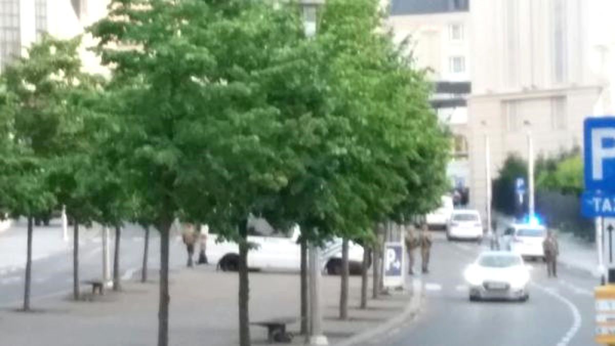 Brüksel\'de Canlı Bomba Yelekli Şahıs Etkisiz Hale Getirildi (2)