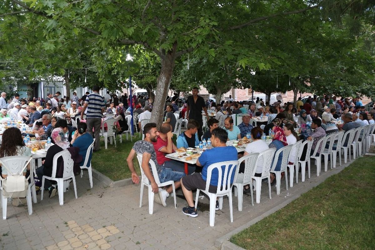 Burhaniye\'de Mahalle İftarları Devam Ediyor