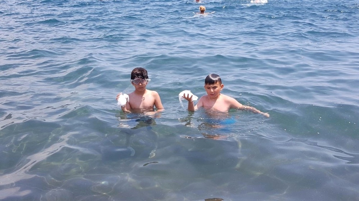 Caretta Carettalar İçin Deniz Dibinden Poşet Çıkardılar