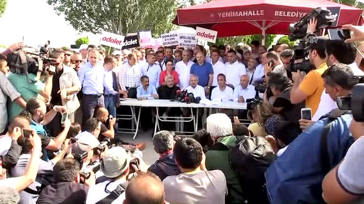CHP\'nin Berberoğlu\'nun Tutuklanmasına Tepki Yürüyüşü
