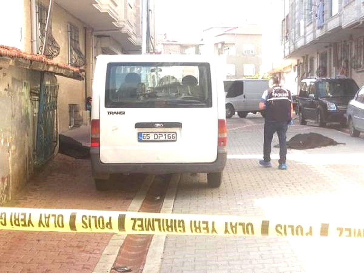 Ek Bilgilerle) Esenyurt\'ta Dehşet: 1\' İ Kadın 2 Kişi Sokak Ortasında Öldürüldü