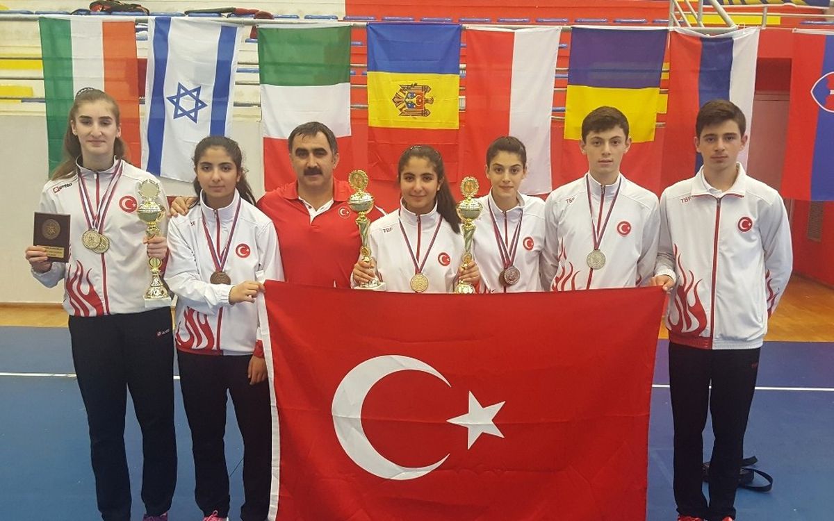 Erzincanlı Badmintoncular Sırbistan\'dan Madalyayla Döndü