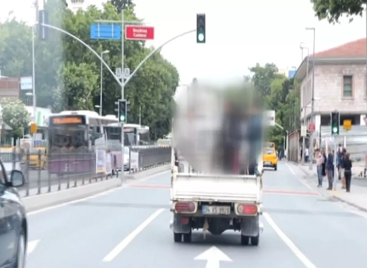 Görüntülendiklerini Anlayınca Ne Buldularsa Fırlattılar