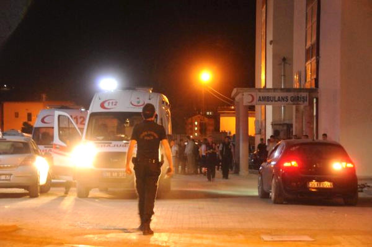 Hakkari\'de Askeri Konvoya Roketli Saldırı: 1 Yüzbaşı Şehit, 5 Asker Yaralı