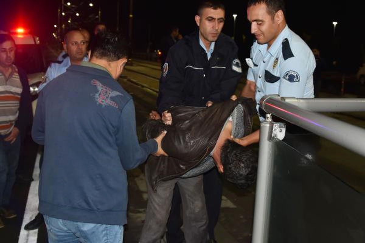 Kaçtığı Otomobille Polis Aracına Çarpan Rögar Kapağı Hırsızı Yakalandı